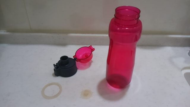 プラスチックのボトルの臭いを取る洗い方