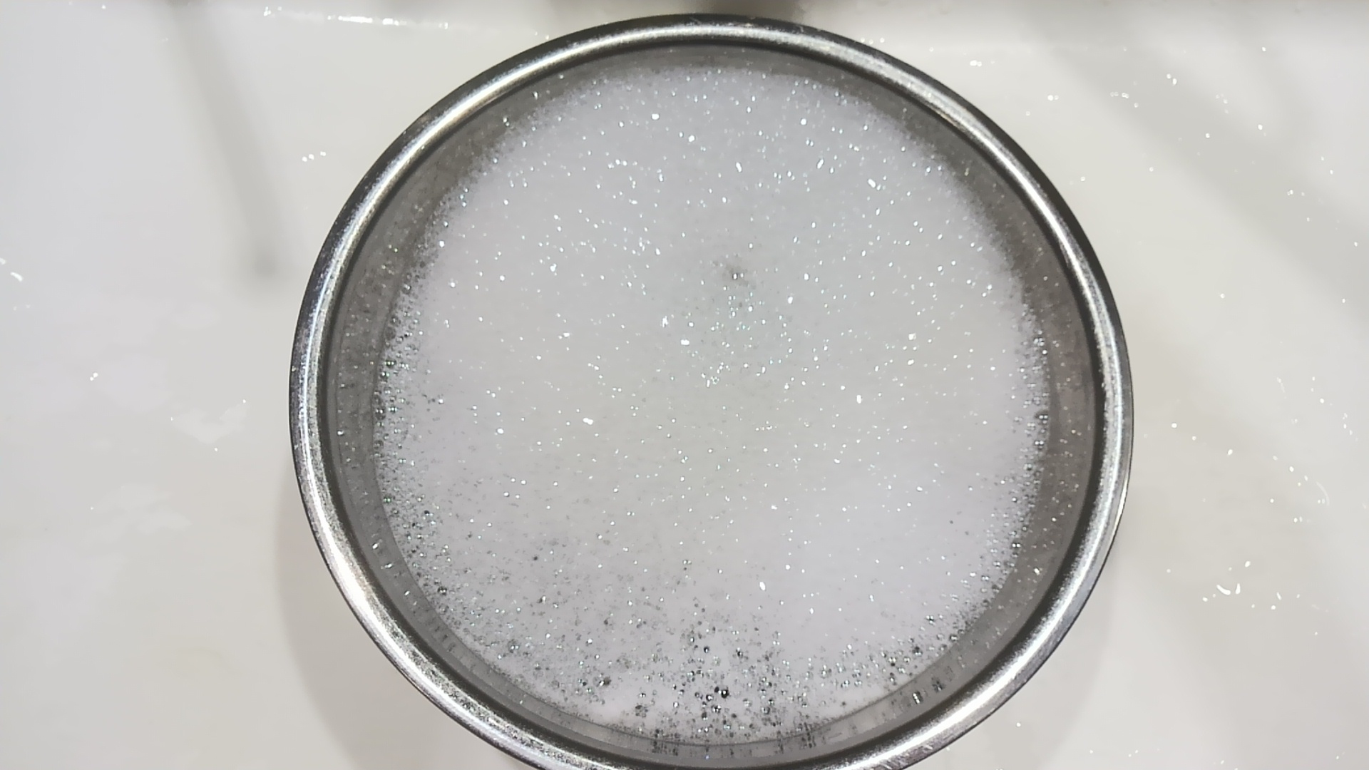 キャベツの白い粉を落とす食器用洗剤入りの水